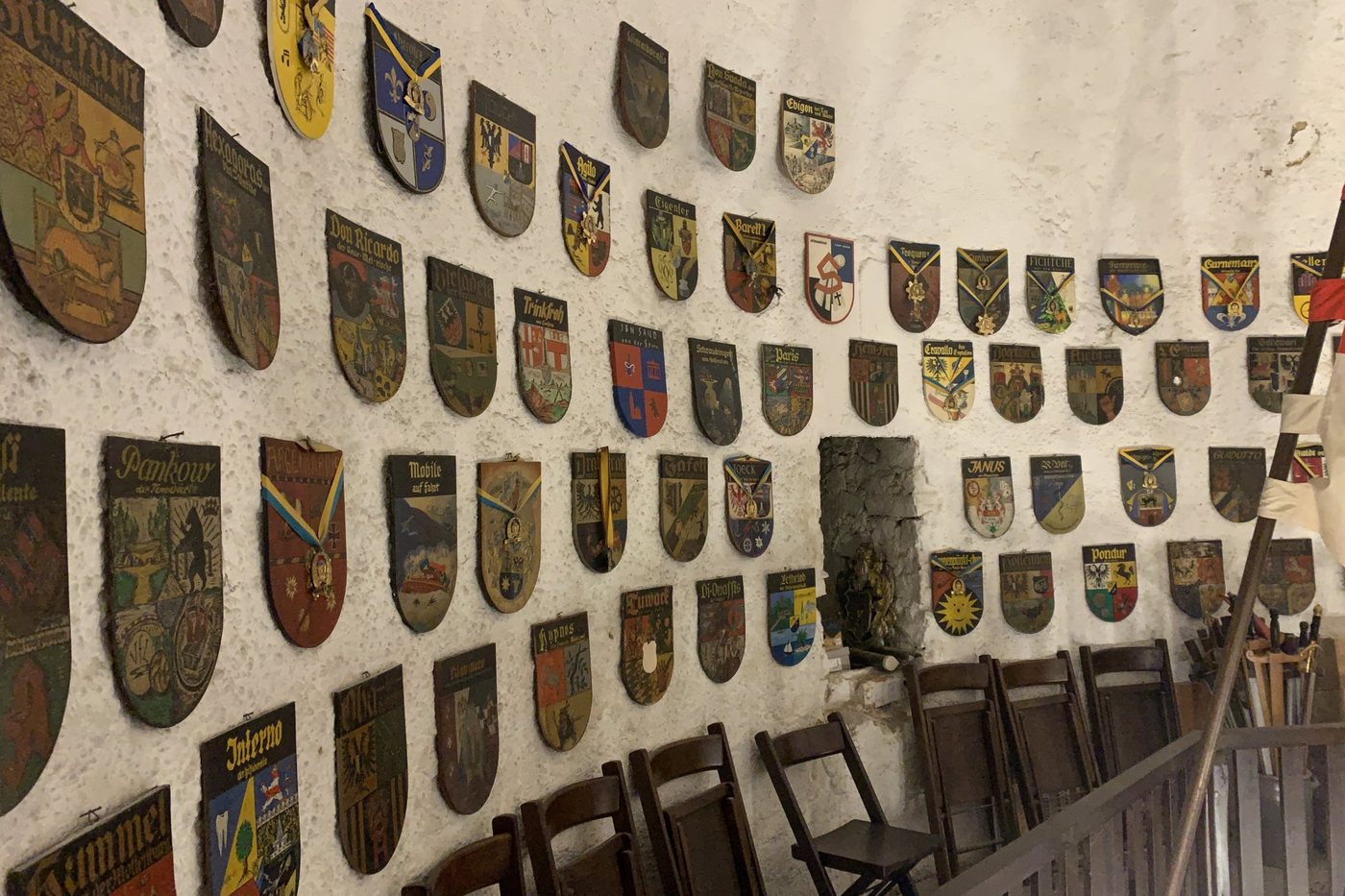 Schlaraffia – Ritter mit Helm und Ordensketten